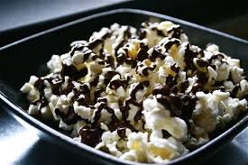 Popcorn drizzle with chocolate