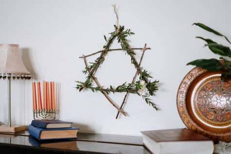 David's star on the wall next to a Jewish decorated table